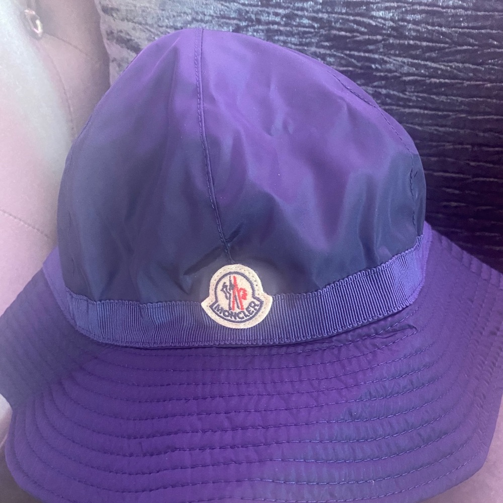 Moncler logo patch bucket hat